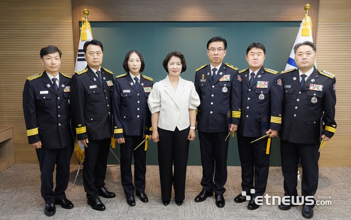 추미애 경기지사가(가운데) 13일 도청 집무실에서 경기도소방재난본부 소방준감 및 소방정 승진자에게 임명장을 수여한 뒤 기념 촬영했다. 경기도 제공.