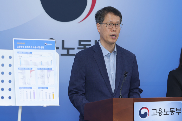 천경기 고용노동부 미래고용분석과장이 13일 세종시 정부세종청사에서 2026년 6월 고용행정 통계로 본 노동시장 동향을 발표하고 있다. 연합뉴스.