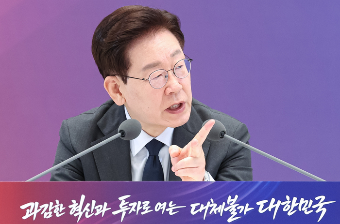 발언하는 이재명 대통령 (서울=연합뉴스) 한상균 기자 = 이재명 대통령이 13일 청와대에서 열린 국가재정전략회의에서 발언하고 있다. 2026.7.13 xyz@yna.co.kr (끝)