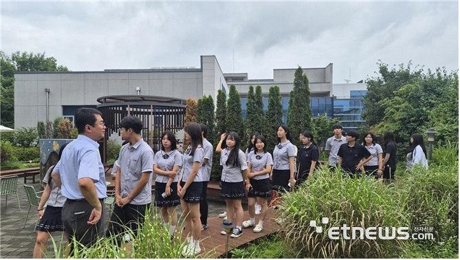 안양문화고 지역 맞춤형 취업역량 강화 캠프 참석 학생들이 기업 탐방 형식으로 찾은 이삭엔지니어링의 옥상 정원을 둘러보고 있다.