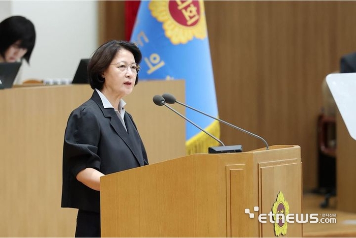 추미애 경기지사가 14일 경기도의회에서 열린 제392회 임시회 2차 본회의에 출석해 발언하고 있다. 경기도 제공.
