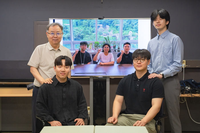 앞줄 왼쪽부터 시계방향으로 임도현 석사과정생, 박상원 석사과정생. 두번째줄 왼쪽부터 시계방향으로 김홍국 교수, 박종연 석박통합과정생. 세번째 왼쪽부터 시게방향으로 고경득 한화비전 R&D센터 AI연구소 책임연구원, 임정은 AI연구소장, 금형철 선임연구원.