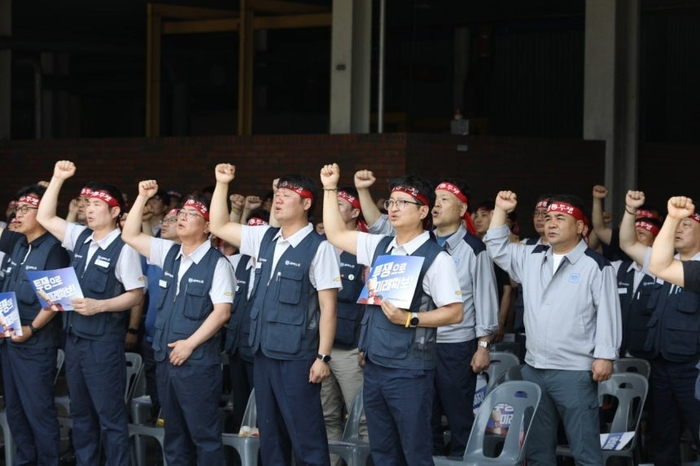 전국금속노동조합 한국GM지부가 한국GM 인천 부평 공장 조립 사거리에서 올해 임단협을 위한 전진대회를 진행하고 있는 모습.