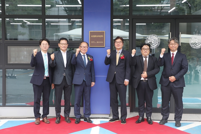 정종철 쿠팡풀필먼트서비스 대표(오른쪽 세번째)와 이재용 영남이공대학교 총장(왼쪽 세번째) 등 관계자들이 현판식에서 기념 촬영을 하고 있다.