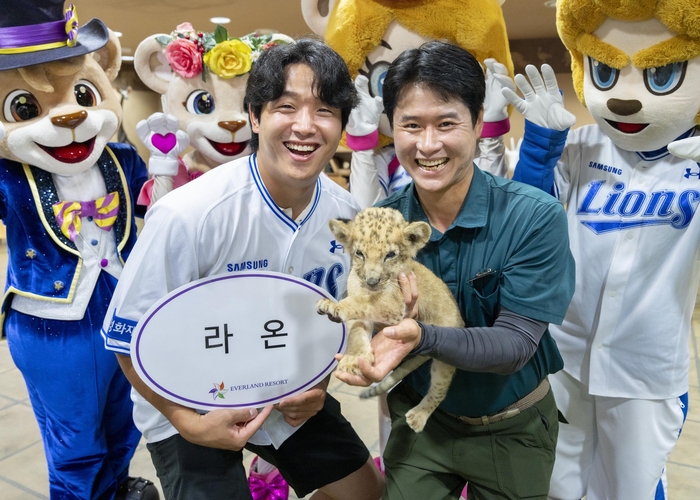 에버랜드 아기 사자 '라온' 만난 양창섭…“우승 기운 받길”