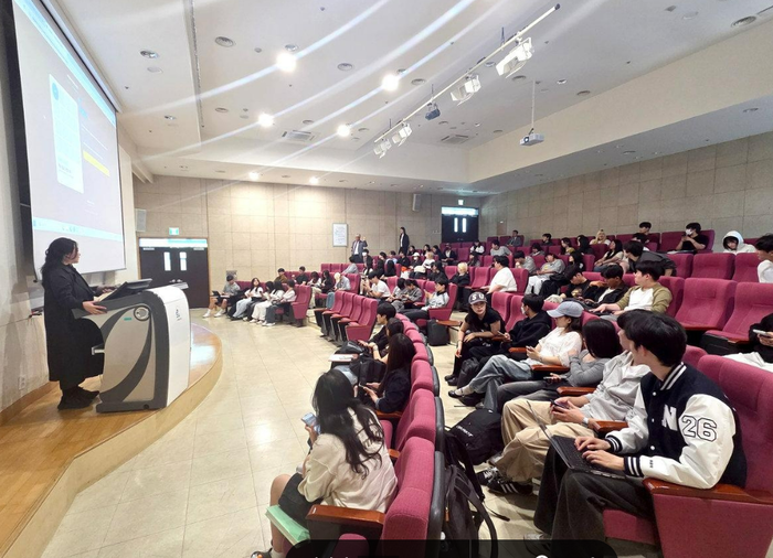 양송이 커넥트에이아이 대표가 대학생을 대상으로 글로벌 시장 데이터 기반 전략설계와 바이어 행동 데이터 분석 방법을 강의하고 있다.