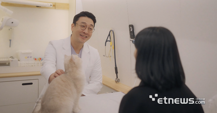 펠즈가 보유한 국내 유일 반려동물 이동 진료 차량 진료 모습.