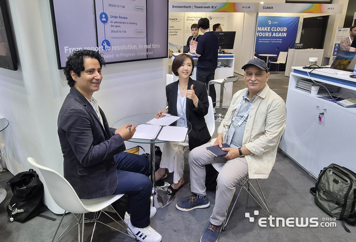 해외 바이어들이 더블엠소셜컴퍼니 부스에서 상담을 하고 있다.