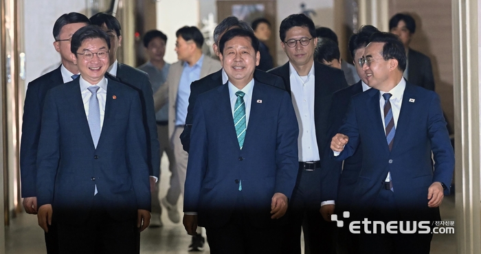 [포토] 경제성장전략 관계부처 합동브리핑 나선 구윤철-박홍근-이억원