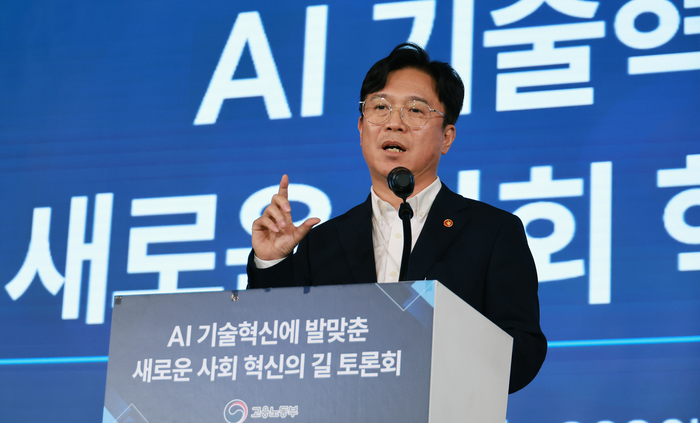 김영훈 고용노동부 장관이 14일 서울 피스앤파크 컨벤션에서 열린 'AI 기술혁신에 발맞춘 새로운 사회 혁신의 길 토론회'에서 개회사를 전하고 있다. 사진 출처 : 노동부