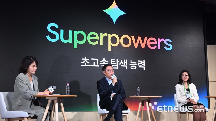 구글 포 AI 비즈니스 2026 행사가 14일 서울 중구 신라호텔에서 열렸다. 윤구 구글코리아 사장(가운데)과 루스 선 구글 클라우드 코리아 사장이 '구글 AI, 한국 파트너의 내일을 함께 그리다'를 주제로 기자 간담회를 하고 있다. 박지호기자 jihopress@etnews.com