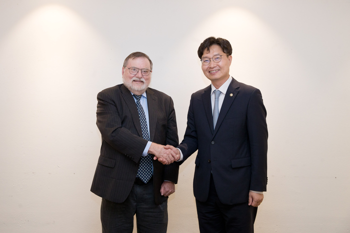 구혁채 과학기술정보통신부 제1차관(오른쪽)이 14일 서울 중구 컨퍼런스하우스달개비에서 호주 수석과학자 토니 헤이멧과 기념촬영했다.(사진=과학기술정보통신부)