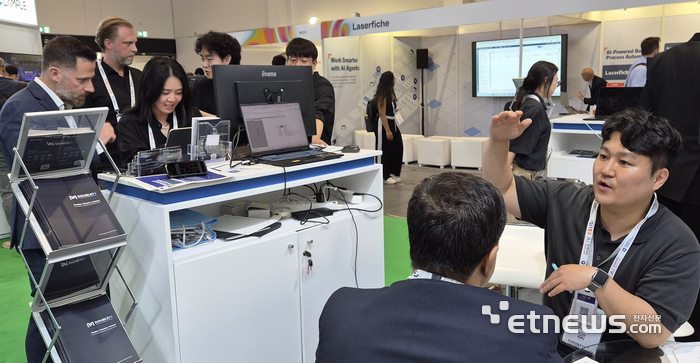 독일 메쎄에서 열린 'GITEX EUROPE 2026'의 블록체인 한국관에 관람객들이 모여 대구지역 블록체인 기업 제품에 큰 관심을 보이고 있다.