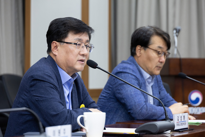 김성환 기후에너지환경부 장관이 14일 서울 서초구 한강홍수통제소에서 발전 5사(동서발전, 남부발전, 서부발전, 중부발전, 남동발전) 사장들과 '에너지대전환 시대 발전공기업 기능 재편 간담회'를 갖고 기능 재편 방향과 역할에 대해 논의하고 있다. 사진 출처 : 기후부