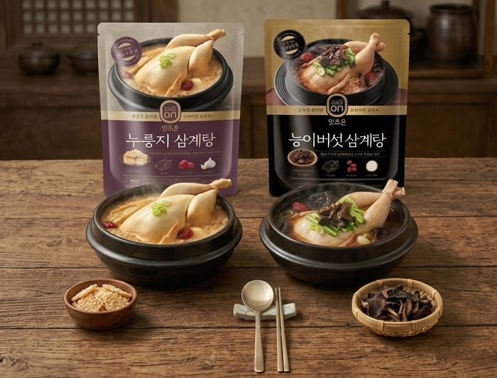 '잇츠온 능이버섯 삼계탕'과 '잇츠온 누룽지 삼계탕' 제품 이미지. 〈자료 hy〉