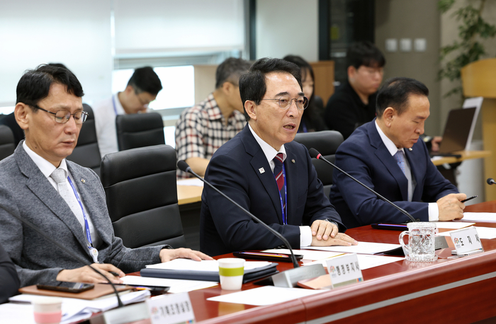 박수현 충남 지사는 조직개편 관련 전화나 문자 메시지로 심각한 내용을 받고 있다며 강한 유감을 표했다.