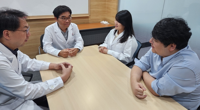 연구진 회의 모습. 사진 왼쪽부터 김형준 전략연구단장, 김노수 책임연구원, 김정임 연구원, 조유상 선임연구원.