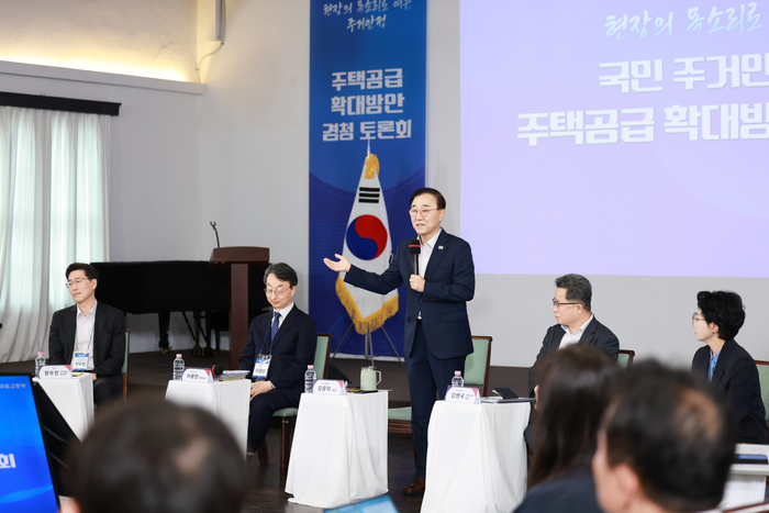 김윤덕 국토교통부 장관이 14일 서울 중구 정동에서 열린 '국민 주거안정을 위한 주택공급 확대방안 경청 토론회'에서 참석자들의 의견을 청취하며 발언하고 있다. (사진=국토교통부)