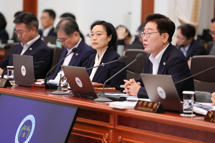 이재명 대통령이 14일 청와대에서 국무회의를 주재하고 있다. [청와대통신사진기자단/연합뉴스]