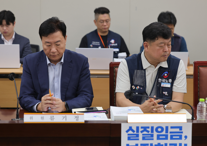 14일 정부세종청사 최저임금위원회에서 열린 제14차 전원회의에서 사용자위원인 류기정 한국경영자총협회(경총) 전무(왼쪽)와 근로자위원인 류기섭 한국노총 사무총장이 굳은 표정으로 발언을 듣고 있다. 연합뉴스.