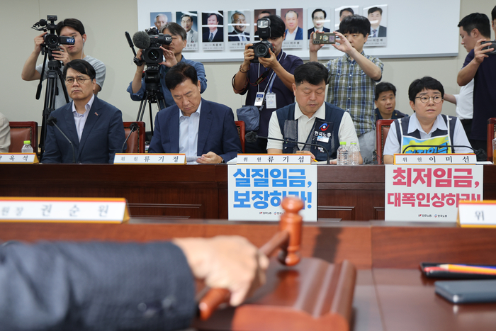 14일 정부세종청사 최저임금위원회에서 제14차 전원회의가 시작되고 있다. 왼쪽부터 사용자위원인 양옥석 중소기업중앙회 인력정책본부장, 류기정 한국경영자총협회(경총) 전무, 근로자위원인 류기섭 한국노총 사무총장, 이미선 민주노총 부위원장. 연합뉴스.