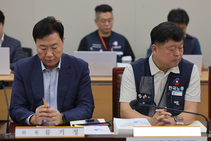 14일 정부세종청사 최저임금위원회에서 열린 제14차 전원회의에서 사용자위원인 류기정 한국경영자총협회(경총) 전무(왼쪽)와 근로자위원인 류기섭 한국노총 사무총장이 굳은 표정으로 발언을 듣고 있다. 연합뉴스.