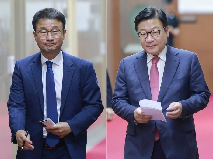 더불어민주당 한병도 대표 직무대행 겸 원내대표와 국민의힘 정점식 원내대표가 14일 국회의장실에서 조정식 국회의장 주재 원 구성 관련 원내대표 회동을 마친 뒤 각각 의장실에서 나오고 있다. 양당 원내대표는 취재진에 합의에 이르지 못했다고 전했다. 연합뉴스