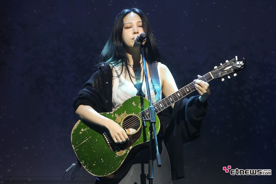 [ET포토] 권진아, '두눈 지그시 감고'