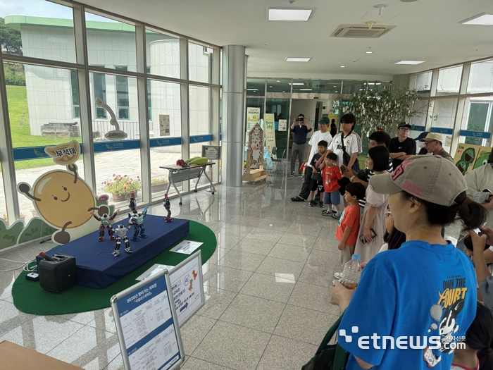2026 찾아가는 과학관 이동형 전시품 '댄스로봇쇼'