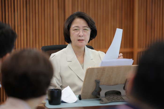 추미애 경기지사가 15일 '제2차 반도체 초격차 전략회의'를 개최하고 기념 촬영했다. 경기도 제공.