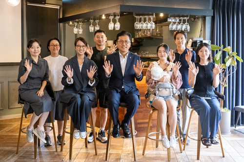 이병권 중소벤처기업부 제2차관이 15일 서울특별시 용산구 RTR라운지에서 열린 '소상공인 영업 지속 안전망 구축(휴업권과 휴식 보장)을 위한 현장 간담회'에서 참석자들과 기념촬영을 하고 있다.