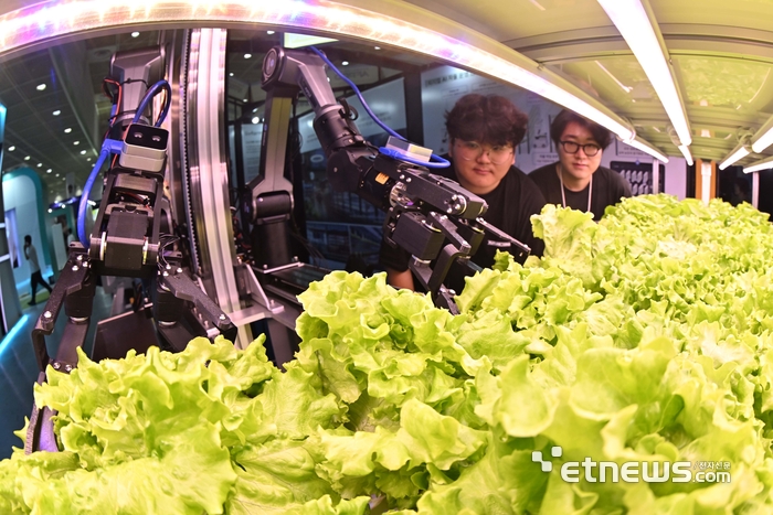 [포토] 로봇 도입된 스마트팜