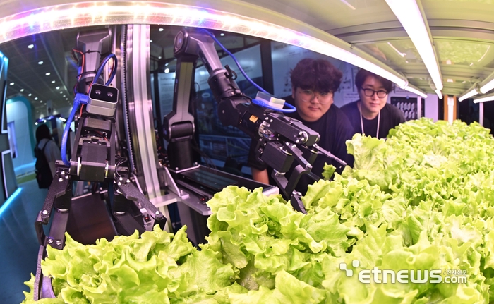 [포토] 로봇 도입된 스마트팜