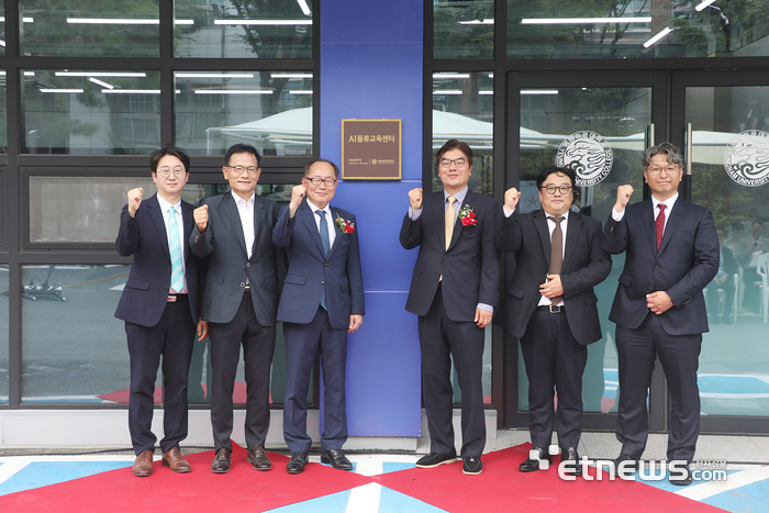 영남이공대와 쿠팡풀필먼트서비스가 AI물류교육센터를 개소했다. 왼쪽 세번째부터 이재용 영남이공대 총장, 정종철 쿠팡풀필먼트서비스 대표.