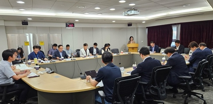 충남도는 15일 삼성전자, 삼성디스플레이, 삼성SDI, SK텔레콤, 천안·아산·당진시 등 관계기관과 '충남 첨단산업 기업투자 지원협의체' 첫 회의를 개최했다.