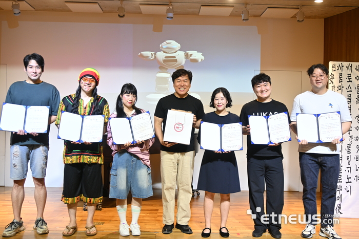 정원일 경북대 SW교육원 교수(가운데)가 박민재 예술감독과 진주백 음악감독, 김민솔·오택완·한희은 배우 등과 함께 기념촬영하고 있다.
