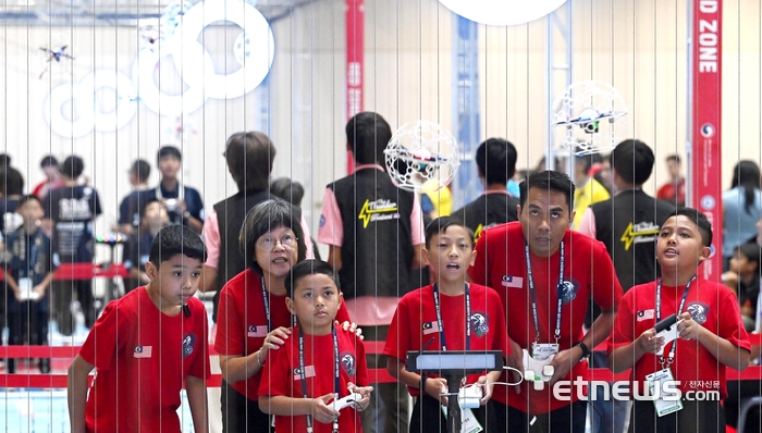 [포토] 치열한 드론축구 한 판