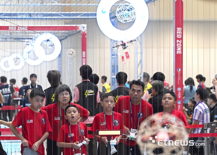 [포토] 치열한 드론축구 한 판