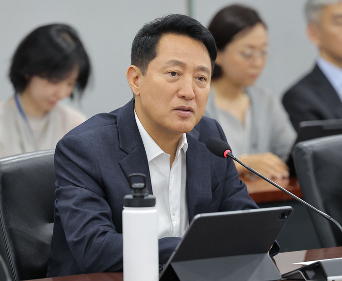 오세훈 서울시장이 15일 서울시청에서 열린 '야간경제 활성화'를 위한 정례간부회의에서 발언하고 있다. 연합뉴스