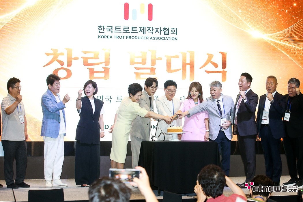 [ET포토] 한국트로트제작자협회 창립