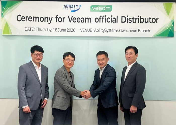 신재일 어빌리티시스템즈 대표(왼쪽 두번째)와 CheePin Chua Veeam 부사장이 협약 기념 악수를 하고 있다.(제공: 어빌리티시스템즈)