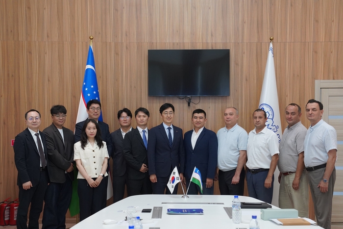 한국에너지기술평가원이 지난 14일(현지시간) 우즈베키스탄 타슈켄트에 위치한 기술규제청 본관에서 우즈베키스탄 기술규제청과 '우즈베키스탄 재생에너지 설비 국가 품질인증 시스템 구축 및 운영 사업' 협의의사록(R/D) 교환했다. 사진 출처 : 에기평