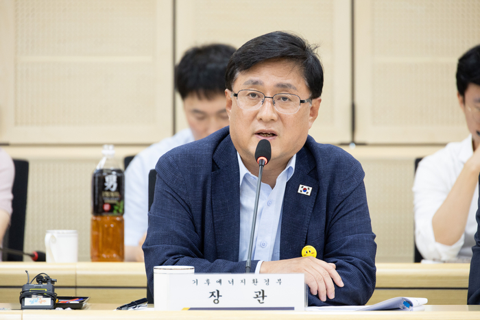 김성환 기후에너지환경부 장관이 16일 전남광주통합특별시청에서 호남권 반도체 산업단지 전력공급을 위한 구체적인 실행계획을 점검하고 효율적 방안을 논의하고 있다. 사진 출처 : 기후부