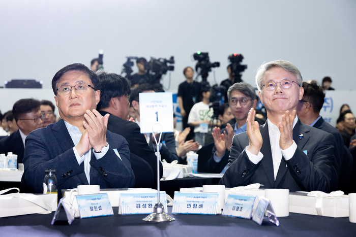 김성환 기후에너지환경부 장관(왼쪽)이 민형배 전남광주통합특별시장과 16일 전남광주 신안군 소재 신안국민체육센터에서 열린 신안우이 해상풍력 착공식에서 박수를 치고 있다. 사진 출처 : 기후부