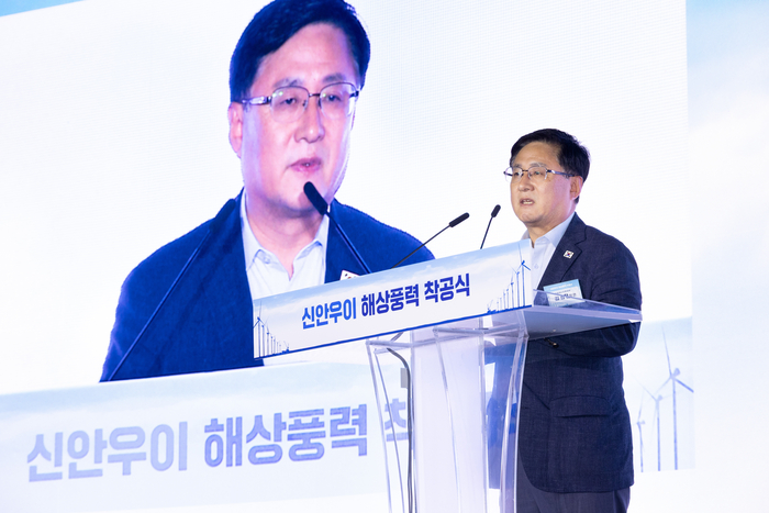 김성환 기후에너지환경부 장관이 16일 전남광주 신안군 소재 신안국민체육센터에서 열린 신안우이 해상풍력 착공식에 참석하여 축사를 하고 있다. 사진 출처 : 기후부