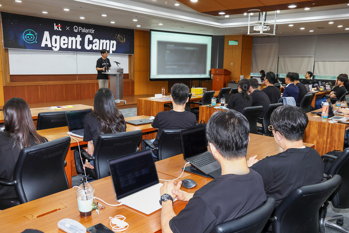 Agent Camp 참가자가 발표하는 모습
