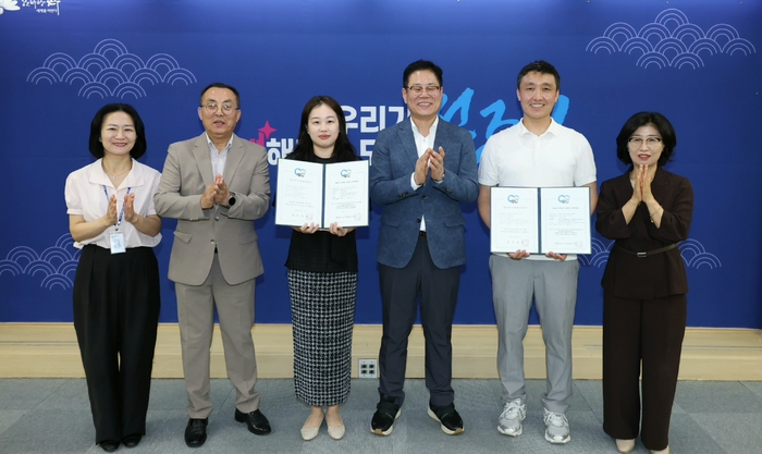 조지훈 전주시장은 16일 시청 4층 회의실에서 열린 '바이전주우수업체협의회 7월 월례회의'에서 모던메탈과 비전실업 등 신규 인증기업 2개사에 바이전주 우수상품 인증서와 현판을 전달했다.