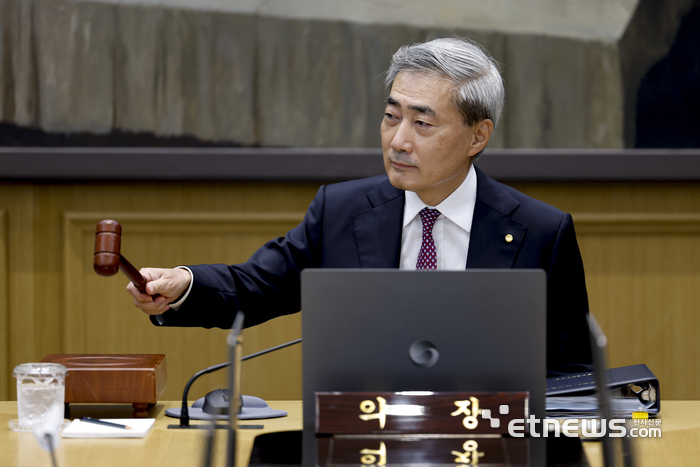 신현송 한국은행 총재가 지난 7월 16일 서울 중구 한국은행에서 열린 금융통화위원회 본회의에 참석해 의사봉을 두드리고 있다. [사진= 사진공동취재단 제공]