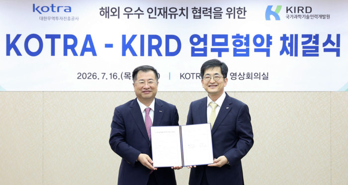 (왼쪽부터)강경성 KOTRA 사장과 배태민 KIRD 원장이 협약식 후 기념촬영을 했다. (KIRD 제공)