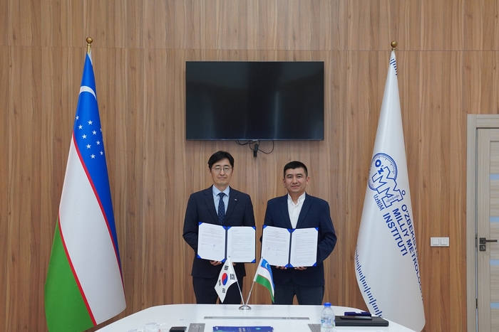 정승영 한국에너지기술평가원 경영기획본부장(왼쪽)이 지난 14일(현지시간) 우즈베키스탄 타슈켄트에 위치한 기술규제청 본관에서 아크말 주마나자로프 우즈베키스탄 기술규제청장과 '우즈베키스탄 재생에너지 설비 국가 품질인증 시스템 구축 및 운영 사업' 협의의사록(R/D)을 교환했다. 사진 출처 : 에기평
